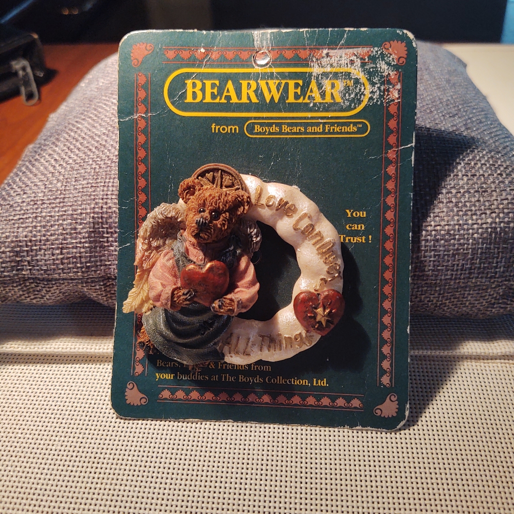 Boyds Bears Brooch Pin Love Conquers All Things 13$
